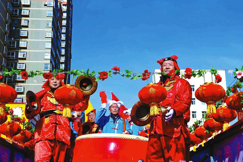 2月25日,演员们在吴起县城敲锣打鼓,扭起了欢快的大秧歌.