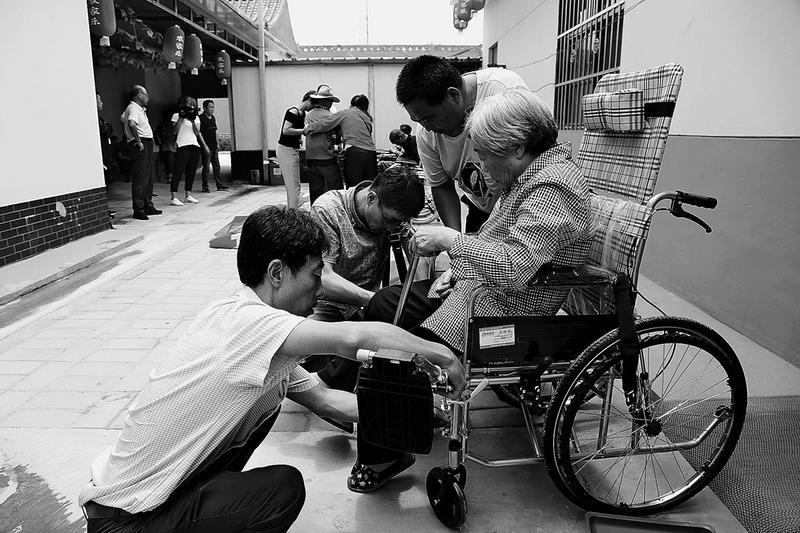 5名农村残疾人喜领轮椅