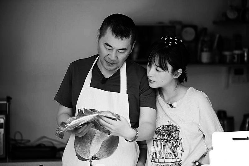 在刚刚收官的《幸福三重奏》中,老中青三对夫妇来到了平凡的小乡村,各自过着柴米油盐酱醋茶的生活,虽然不是真正地还原家庭生活,但三对不同年龄群的爱情还是引起了网友的共鸣,婚姻模样看似各不相同,却又有一些共性。 在节目中直男陈建斌不太懂讲甜话哄老婆开心,也不太会做家事,偶尔显得不解风情,但蒋勤勤表示,陈老师有他自己独特细腻的方式对老婆好,我觉得平时他给我剪脚趾甲、吹吹头发、擦油推油,这些都挺浪漫的。 大S看