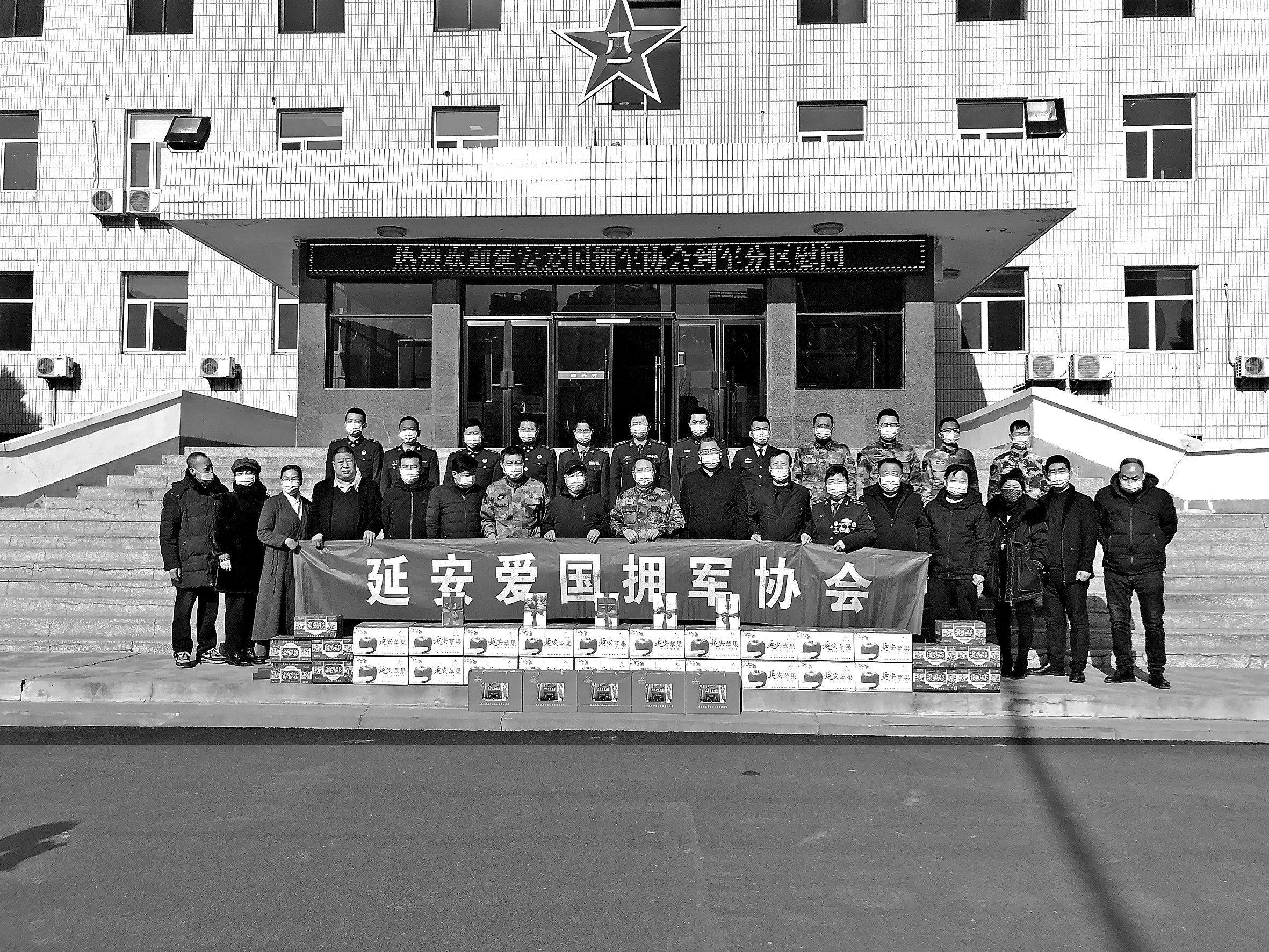 3日,延安爱国拥军协会联合延安新华书店走进延安某通信连和延安军分区