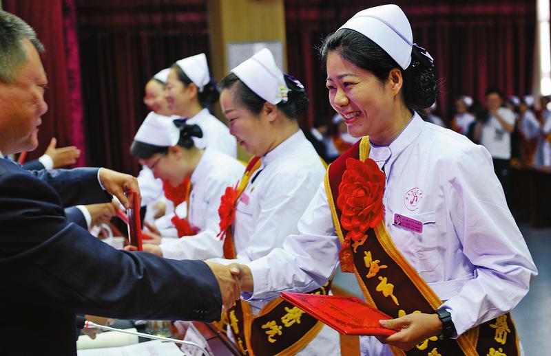 5月9日,在市人民医院,胸戴红花,肩披绶带