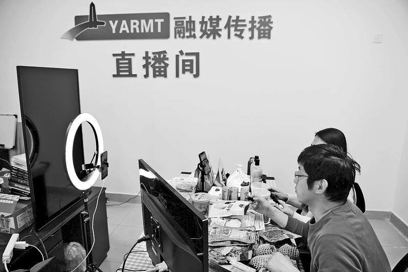 11月11日,在市融媒体中心融媒传播直播间里,主播正在网络直播平台上